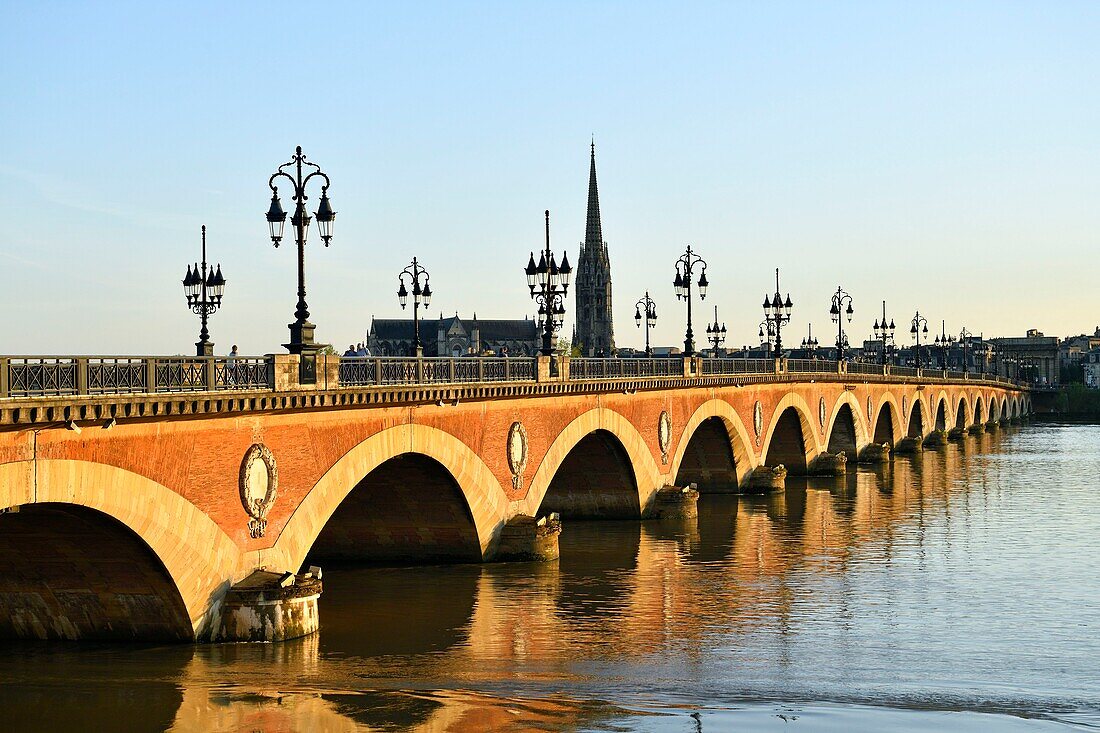 Frankreich,Gironde,Bordeaux,von der UNESCO zum Weltkulturerbe erklärtes Gebiet,Pont de Pierre an der Garonne und die zwischen dem 14. und 16. Jahrhundert im gotischen Stil erbaute Basilika Saint Michel mit ihrem 114 m hohen Turm