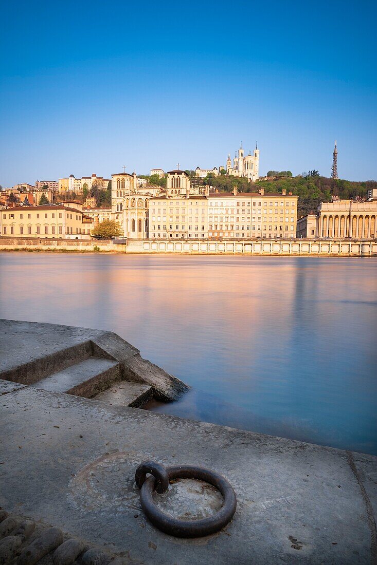 Frankreich,Rhone,Lyon,Altstadt, die zum UNESCO-Weltkulturerbe gehört,Alt-Lyon,die Ufer der Saone,Kathedrale Saint-Jean und Basilika Notre-Dame de Fourviere im Hintergrund