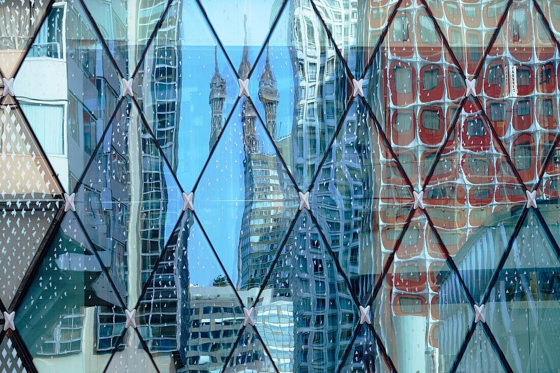 Frankreich,Paris,Stadtteil Front de Seine,Einkaufszentrum Beaugrenelle vom Architekturbüro Valode et Pistre,Eiffelturm und Gebäude Spiegelung