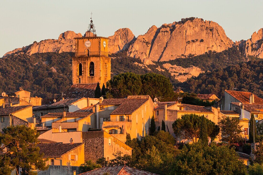 France,Vaucluse,the village of Sablet with the Dentelles de Montmirail in the background