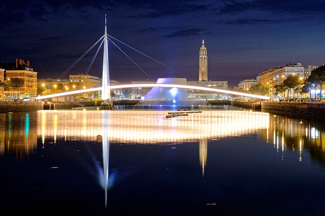 Frankreich,Seine Maritime,Le Havre,von Auguste Perret wiederaufgebaute Stadt, die von der UNESCO zum Weltkulturerbe erklärt wurde,Fußgängerbrücke des Bassin du Commerce von Guillaume Gillet (1969),Vulkan des Architekten Oscar Niemeyer und Laternenturm der Kirche Saint Josephs