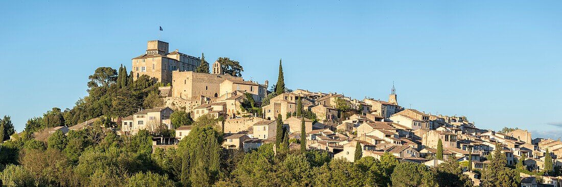 Frankreich,Vaucluse,Regionaler Naturpark Luberon,Ansouis,bezeichnet als die schönsten Dörfer Frankreichs, dominiert vom Schloss aus dem 17. Jahrhundert und der Kirche St. Martin