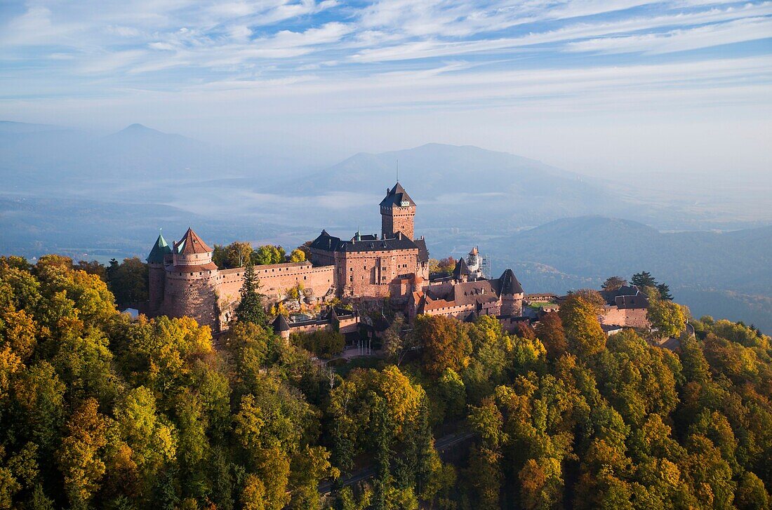 Frankreich,Bas Rhin,Orschwiller,Elsässer Weinstraße,Burg Haut Koenigsbourg (Luftaufnahme)