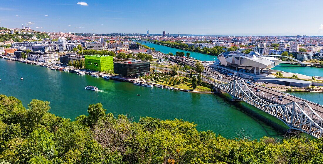 Frankreich,Rhone,Lyon,Stadtviertel La Confluence im Süden der Halbinsel,erstes französisches Viertel, das vom WWF als nachhaltig zertifiziert wurde,Blick auf die Eisenbahn- und Straßenbrücken der Mulatiere,das Museum der Confluences,Museum der Wissenschaften und Unternehmen am Zusammenfluss von Rhone und Saone,der Quai Rambaud entlang der alten Docks mit dem Green Cube, dem Incity-Turm, dem Ycone-Turm und dem Crayon