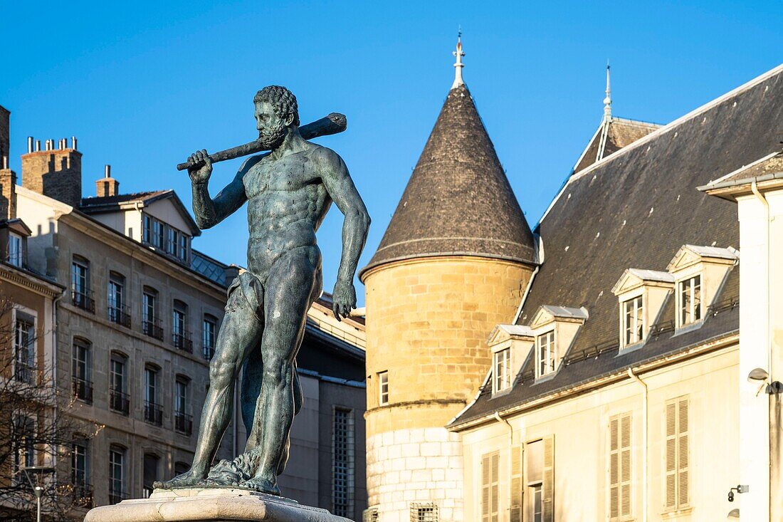 Frankreich,Isere,Grenoble,Jardin de Ville,Herkules-Ibronzestatue vor dem ehemaligen Herrenhaus von Lesdiguieres (17. Jh.), heute Haus der Internationalen