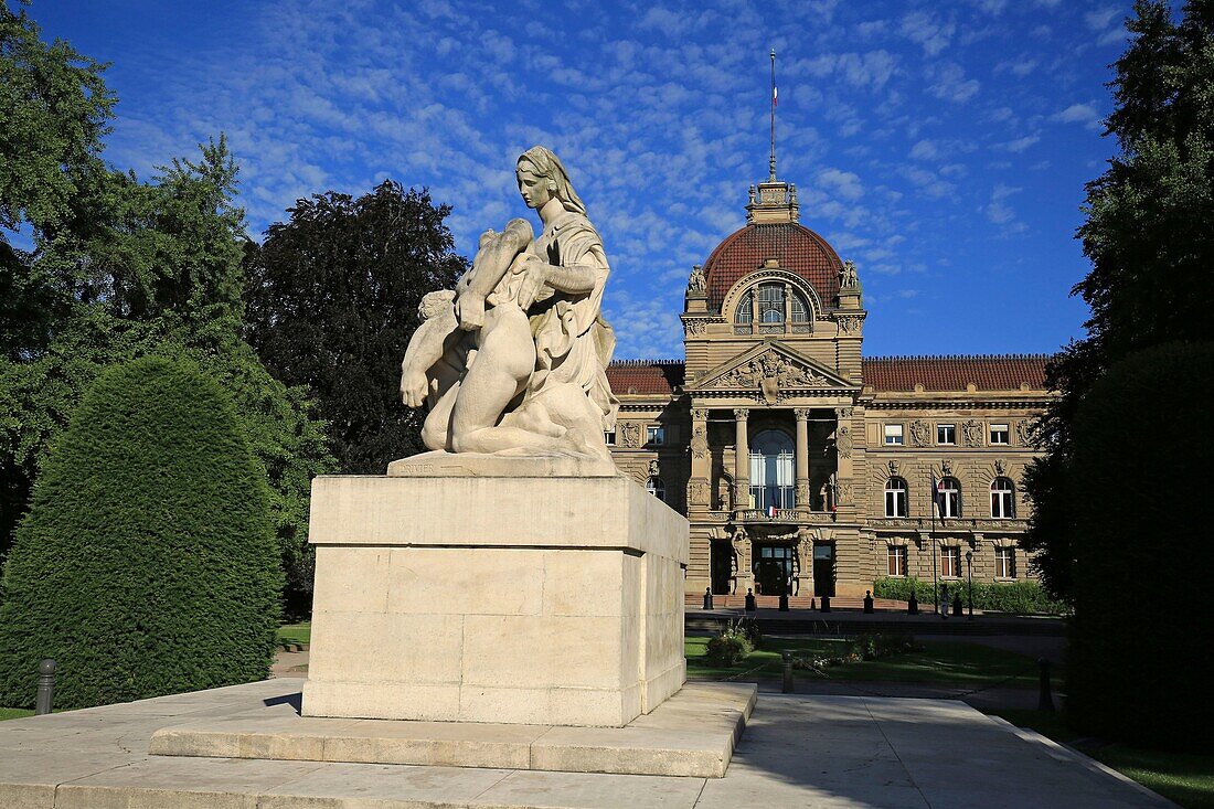 France,Bas Rhin,Strasbourg,Neustadt district dating from the German period listed as World Heritage by UNESCO,Place de la Republique,the Palais du Rhin (former Kaiserpalast) and the war memorial,a mother holds his two dying sons,one looks at France,the other at Germany