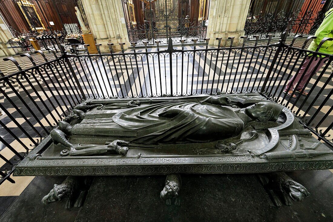 France,Somme,Amiens,Notre-Dame cathedral,jewel of the Gothic art,listed as World Heritage by UNESCO,recumbent figure in Bronze of Evrard Fouilloy who launched the construction of the present cathedral (1211 1222)