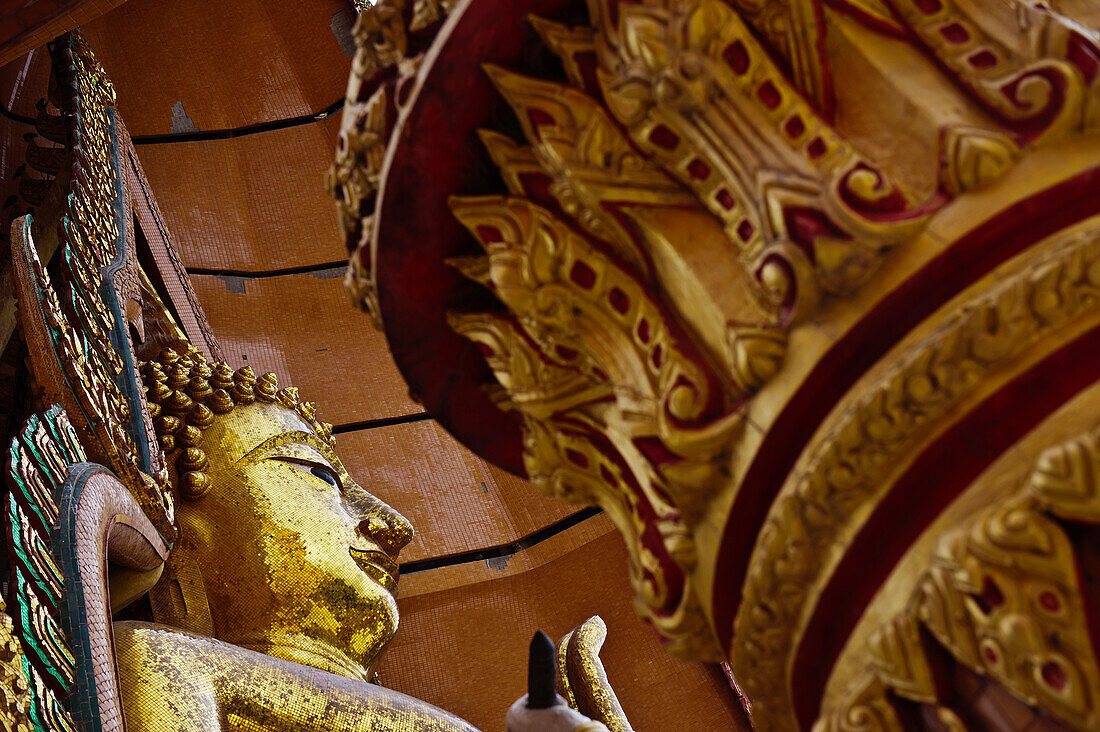 Thailand,Wat Tham Seu oder Großer Buddha-Tempel,Kanchanaburi