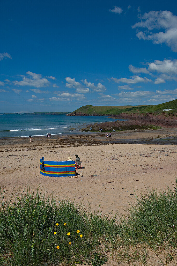 Der Strand von Manorbier. Einst als "der schönste Ort in Wales" bezeichnet. Pembrokeshire. Wales. Cymru. UK. Vereinigtes Königreich.
