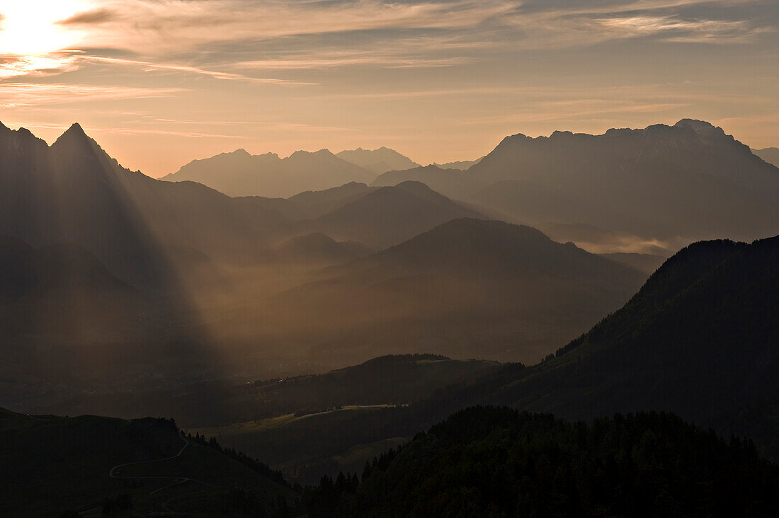 Sonnenaufgang im Gebirge von der Hornkopflhutte aus gesehen,Kitzb