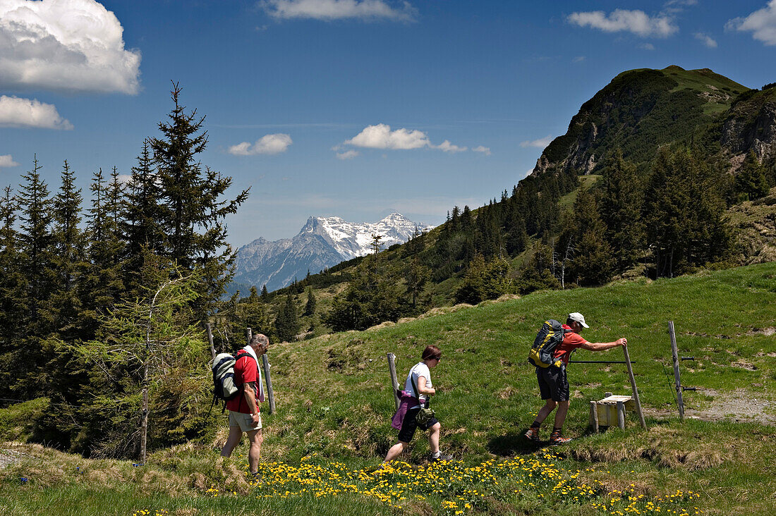 Wanderer klettern zum Gipfel des Karsteins. Kitzbühel,Tirol,Österreich.