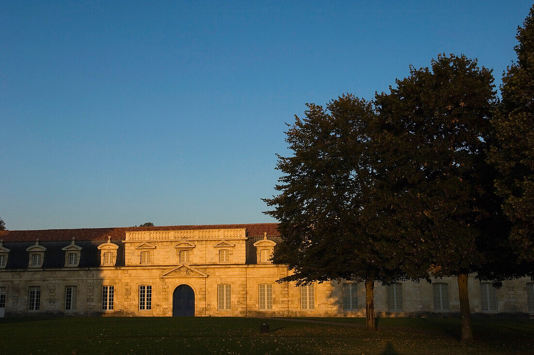 Frankreich,Poitou-Charentes,die Corderie Royale ist ein Kronjuwel der Militärarchitektur des 17. Jahrhunderts. Ihre außergewöhnliche Länge von 374 Metern,Rochefort,Corderie Royale. Zugleich Fabrik und Palast