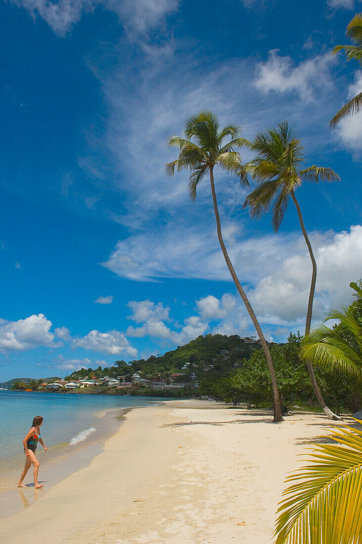 Grenada,Frau am Grand Anse Strand,Karibik