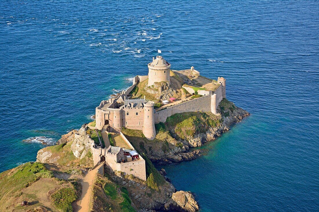Frankreich,Cotes d'Armor,Plevenon,Fort la Latte,befestigte Burg auf der Pointe de la Latte (Luftaufnahme)