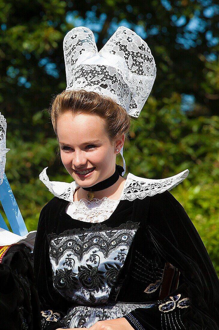 Frankreich,Finistere,Parade des Gorse Flower Festivals 2015 in Pont Aven,Tracht und Kopfschmuck von Pont Aven