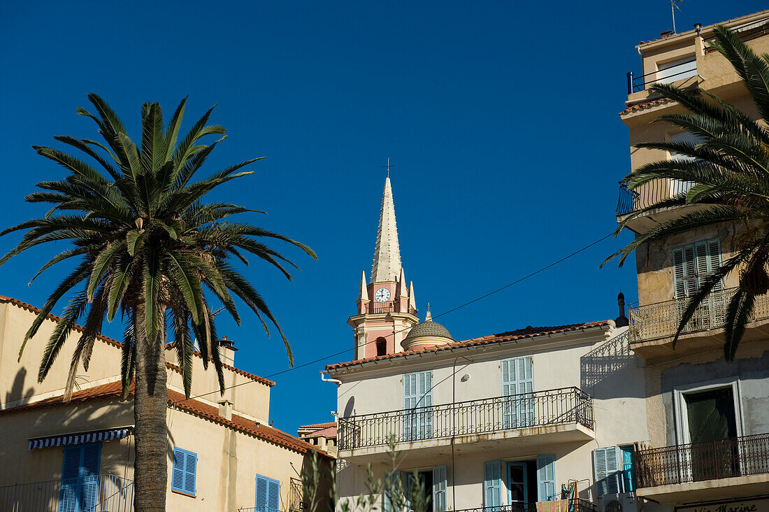 Eglise Ste Marie Majeure Kirche. Strandpromenade entlang des Quai Landry in Calvi. Das Viertel Balagne. Korsika. Frankreich