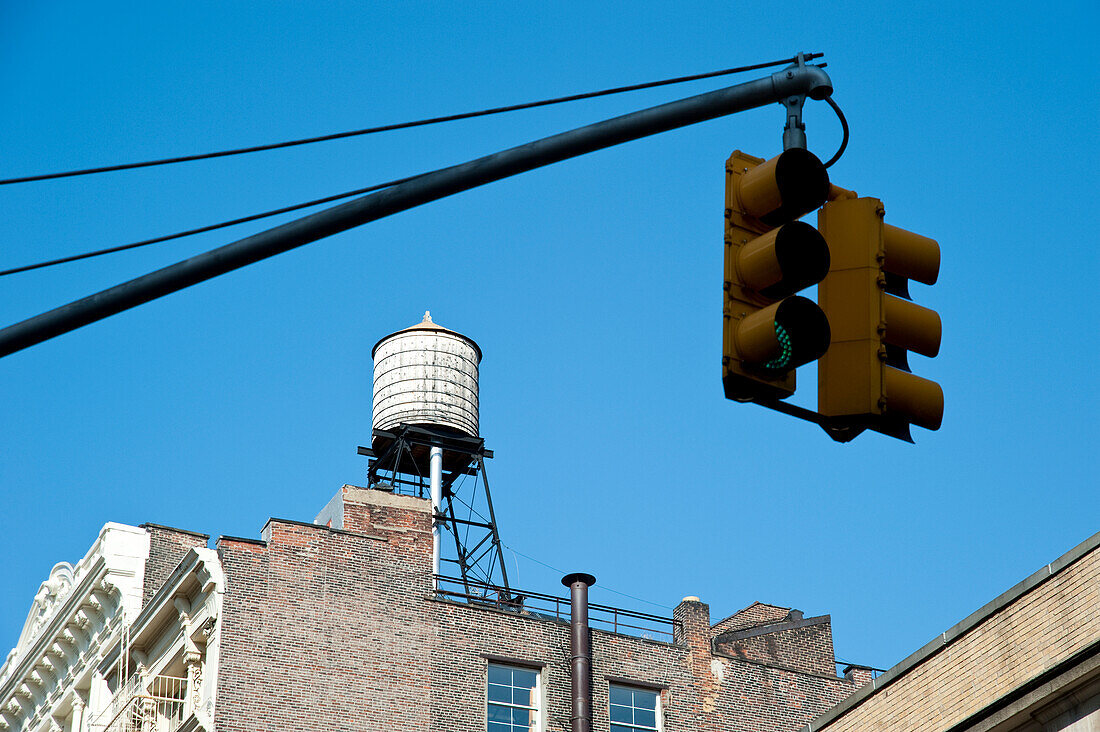 Traditionelles Wasserdepot und Ampel in Manhattan, New York, USA