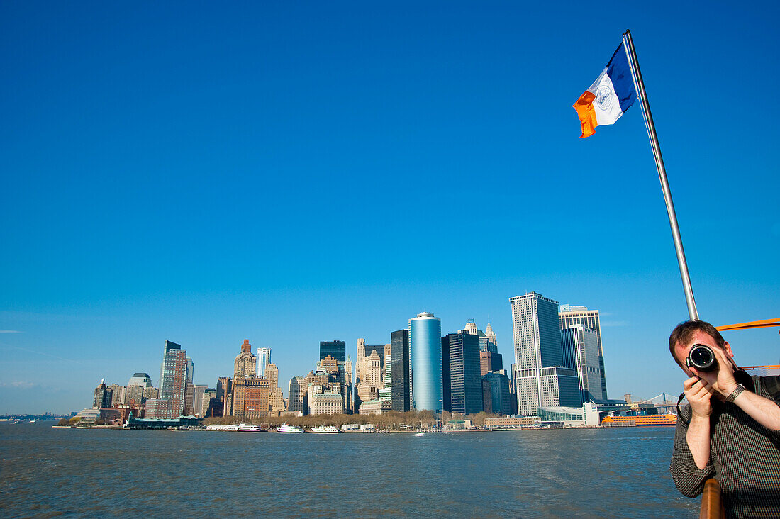 Touristen genießen die Aussicht auf Manhattan von der Staten Island Ferry, New York, Usa