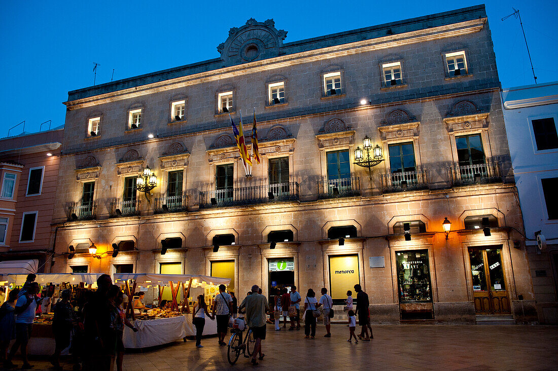 Kunst- und Handwerksmarkt In Placa De La Catedral In Ciutadella Bei Nacht,Menorca,Balearen,Spanien