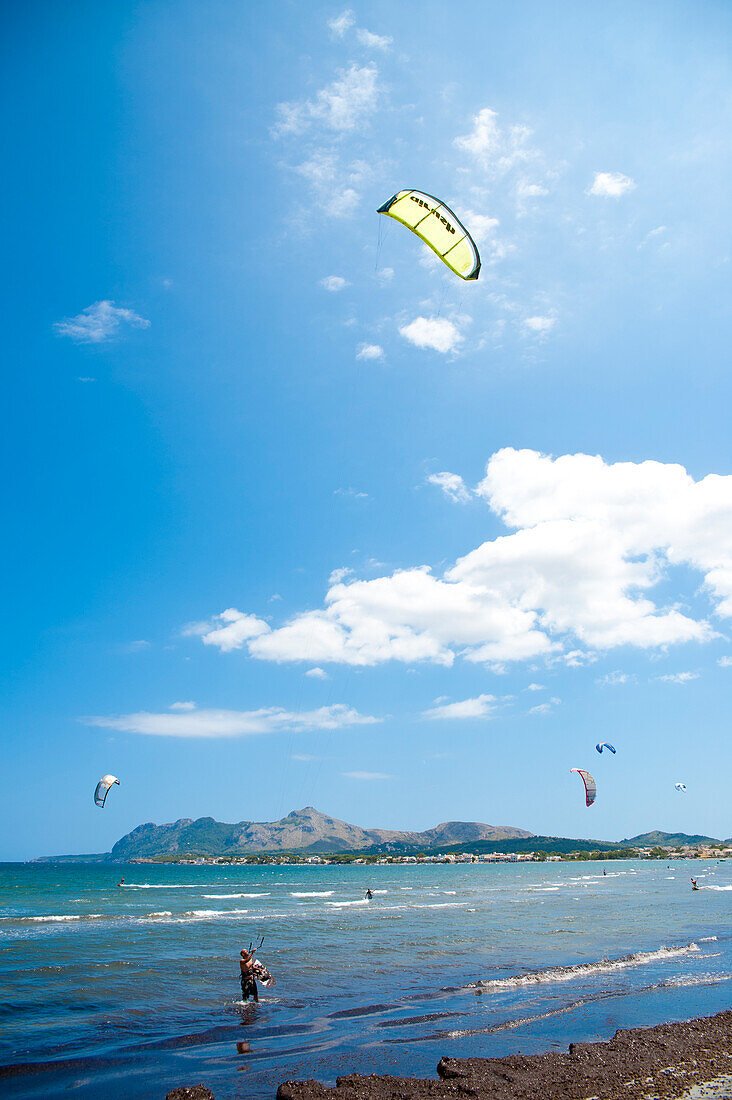 Menschen beim Kyte-Surfen in S'albufereta in der Nähe von Alcudia, Mallorca, Balearen, Spanien