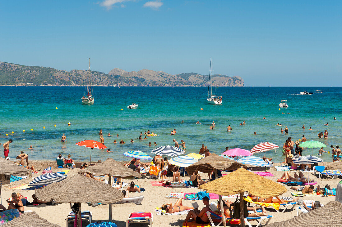 Menschen genießen den Sommer in Cala Sant Pere, Alcudia, Mallorca, Balearische Inseln, Spanien