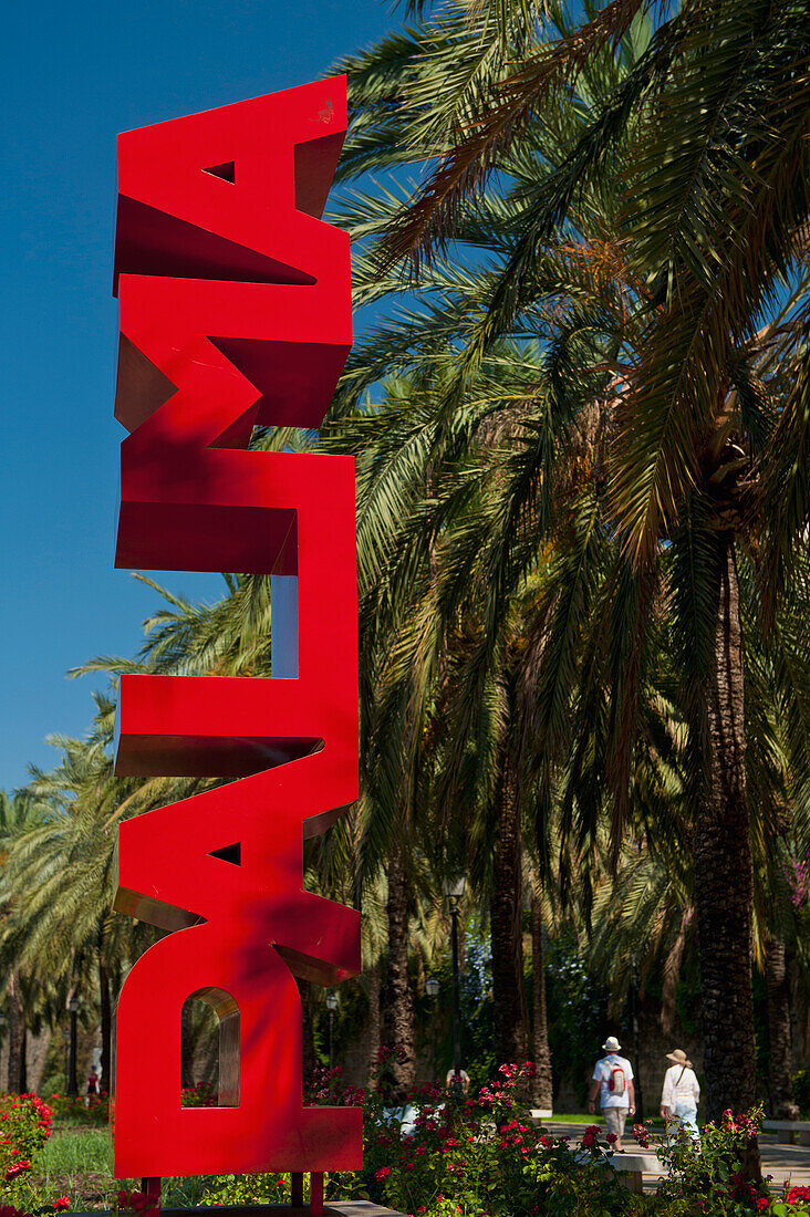 Spanien,Mallorca,Großes Palma-Schild neben einer Palmenallee,Palma
