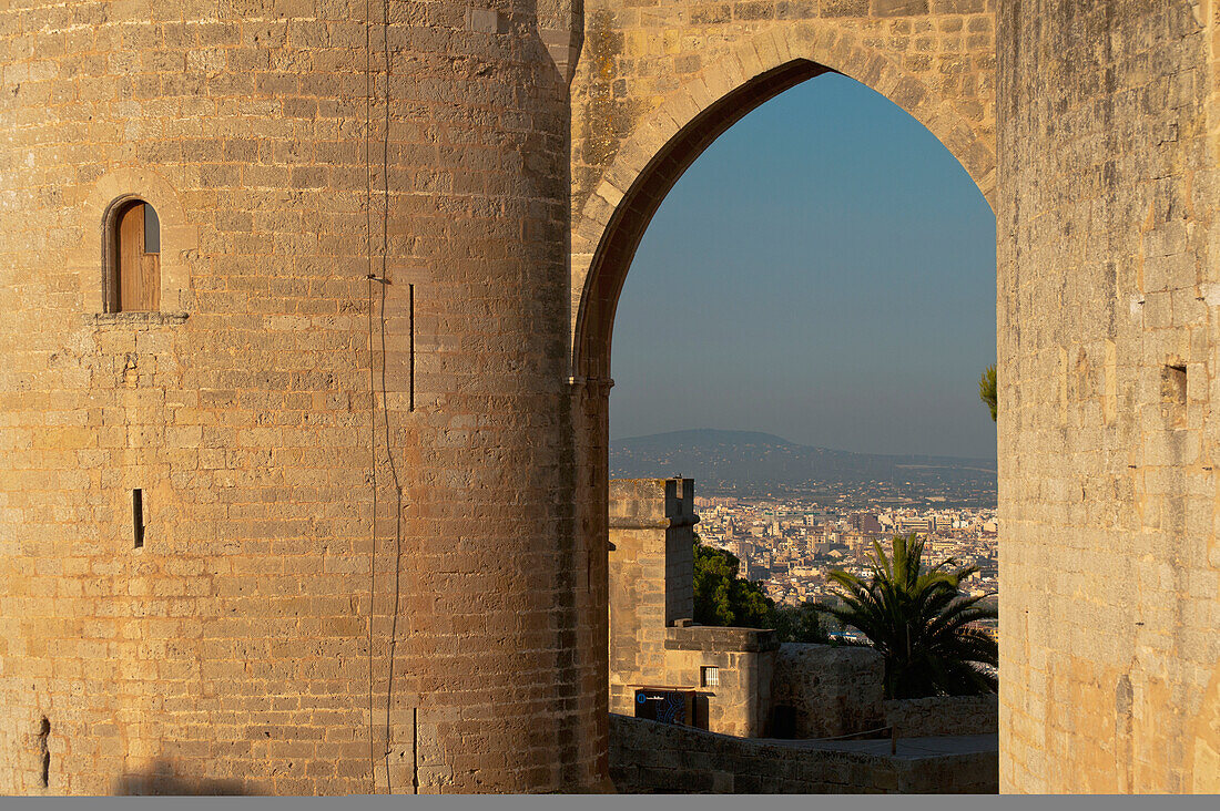 Spanien,Mallorca,Blick durch den Torbogen des Castell de Bellver,Palma