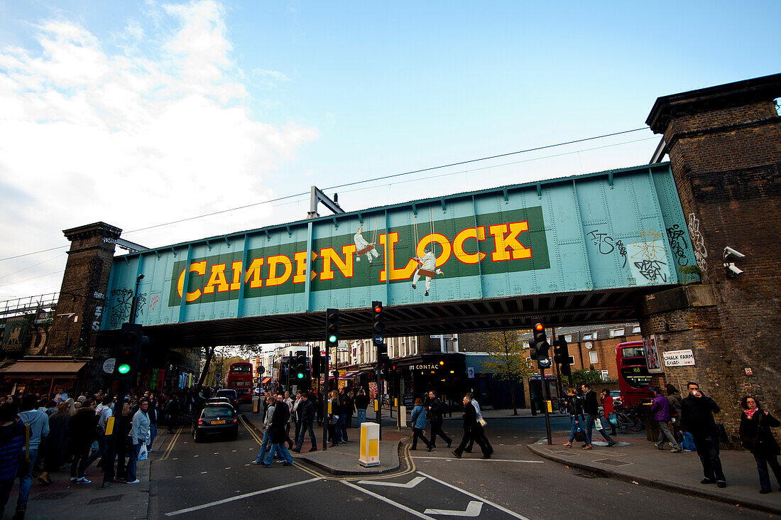 Blick auf Touristen unter der Brücke in Camden Town, Nord-London, London, Großbritannien