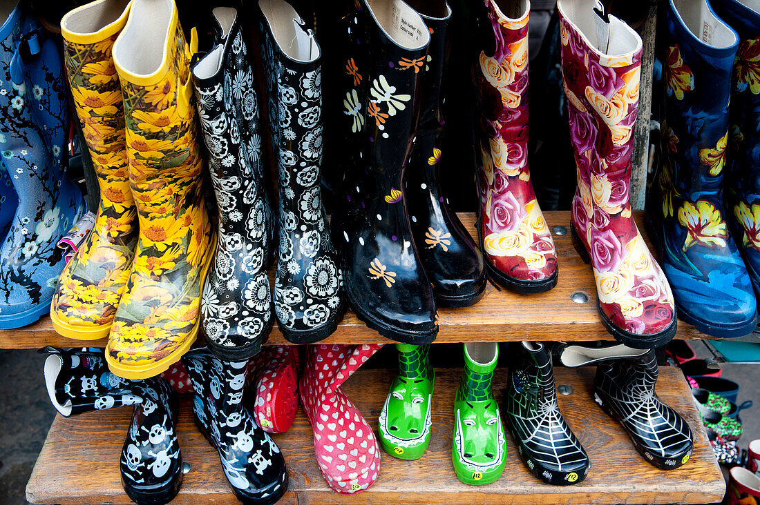 Bunte Gummistiefel im Verkauf auf dem Camden Market, Nord-London, London, Großbritannien