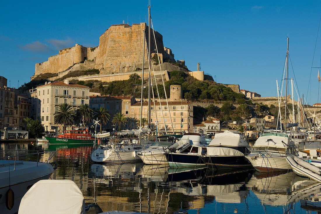Die Zitadelle erhebt sich über dem Hafen von Bonifacio. Korsika. Frankreich
