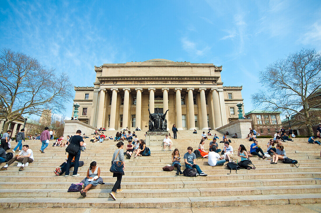 Studenten vor der Bibliothek der Columbia University, Manhattan, New York, USA