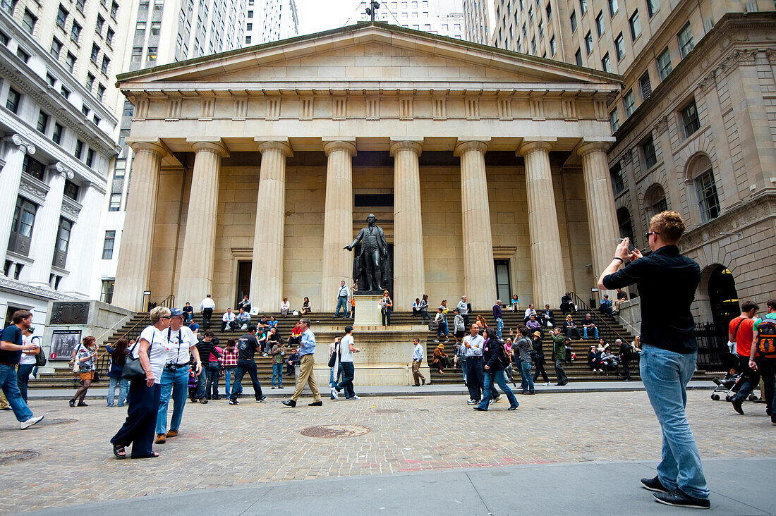 Touristen in der Wall Street, Finanzviertel, Manhattan, New York, USA