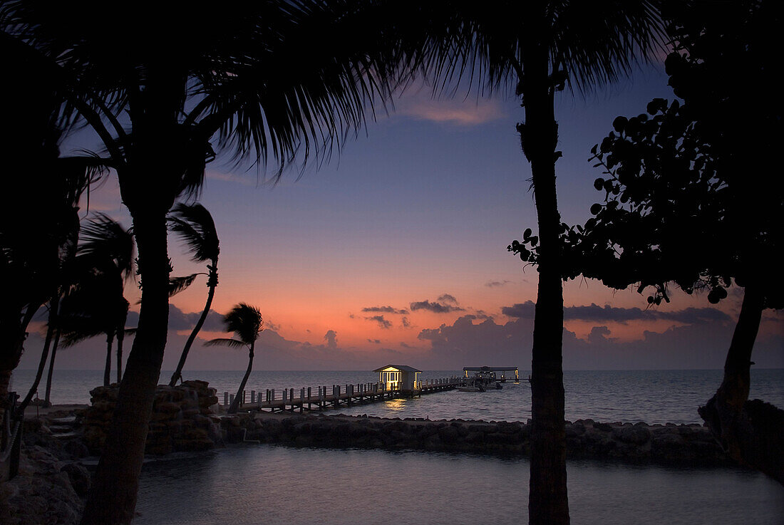 USA,Florida,Florida Keys,Sonnenaufgang über Pier und Bootsanleger,Islamorada
