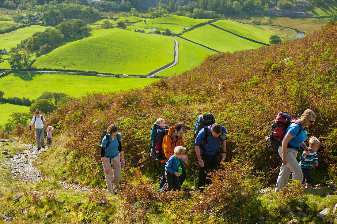 England,Cumbria,Eltern führen Kinder den Pfad bei Little Langdale hinauf,Lake District National Park