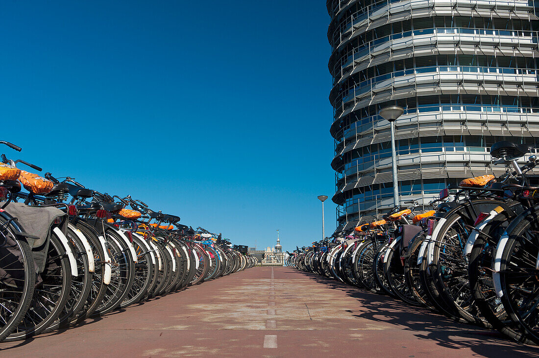Holland,Großer Fahrradparkplatz neben dem Hauptbahnhof,Amsterdam
