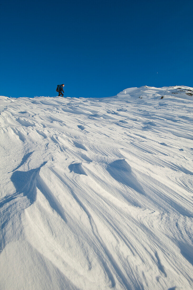 UK,Schottland,Mann geht durch den Schnee auf den Beinn Respiol auf der Halbinsel Ardnamurchan, Highlands