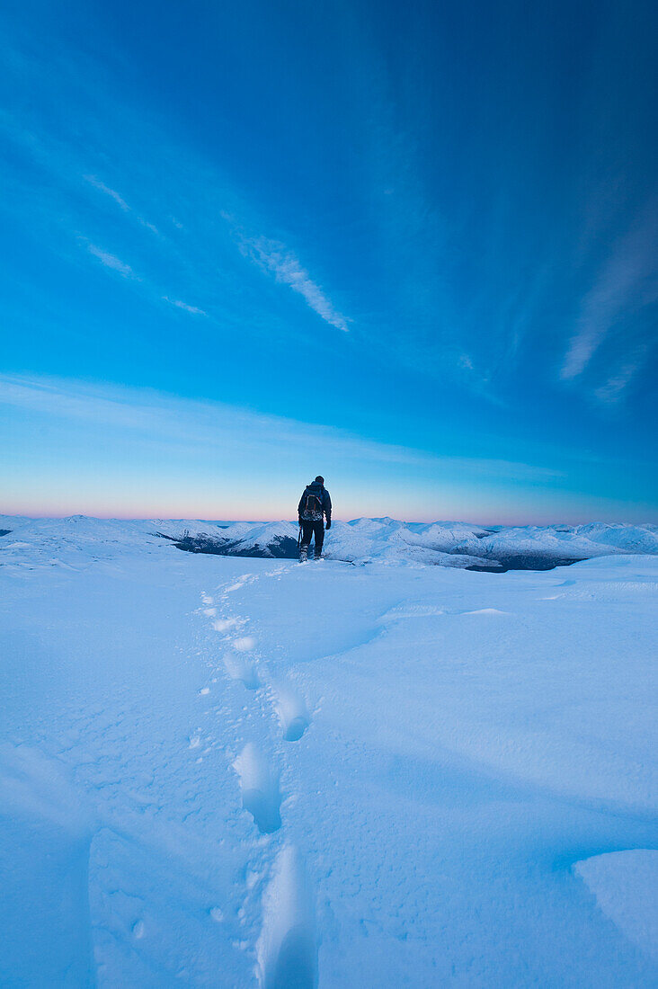 UK,Schottland,Mann auf dem Gipfel des Beinn Respiol auf der Ardnamurchan-Halbinsel, Highlands