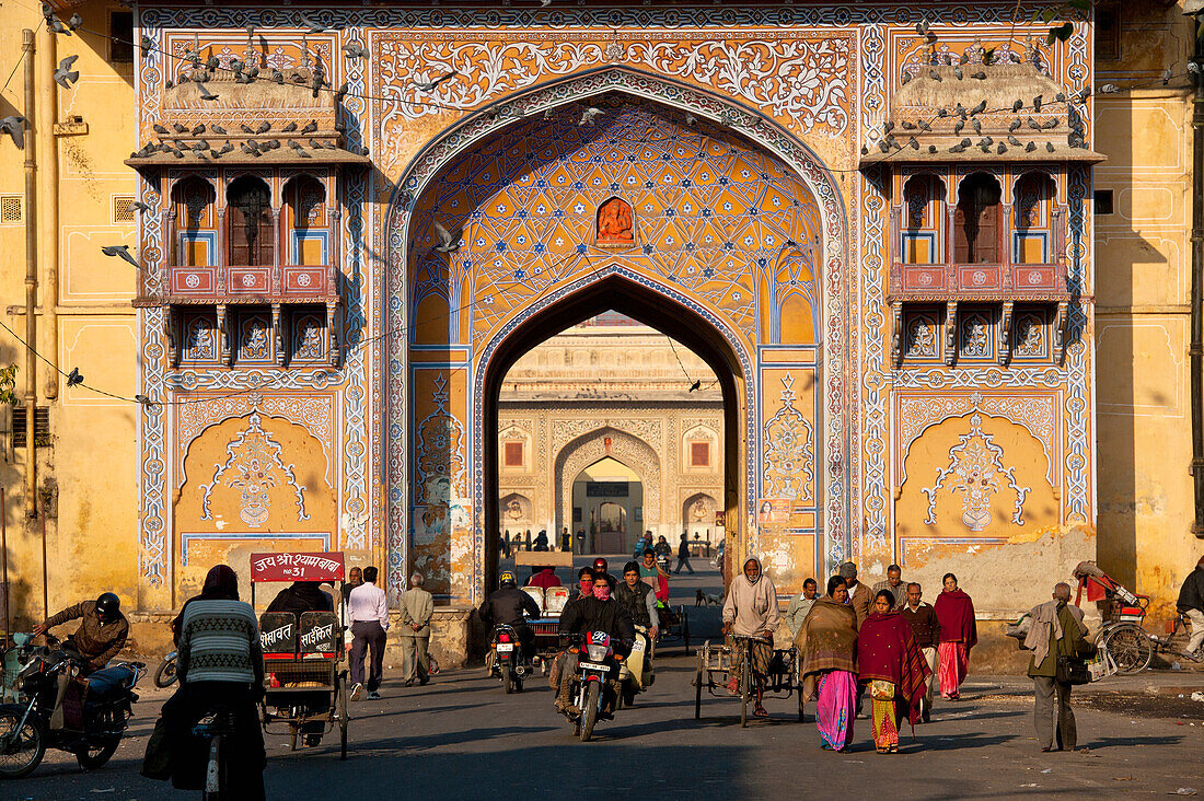 Indien,Rajasthan,Blick durch die alten Stadttore zum Stadtpalast,Jaipur