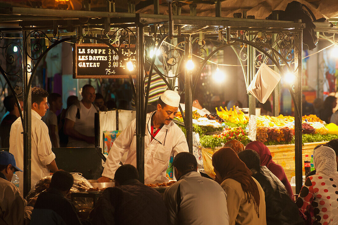 Marokko,Menschen am Essensstand auf dem Platz Djemaa el Fna,Marrakesch