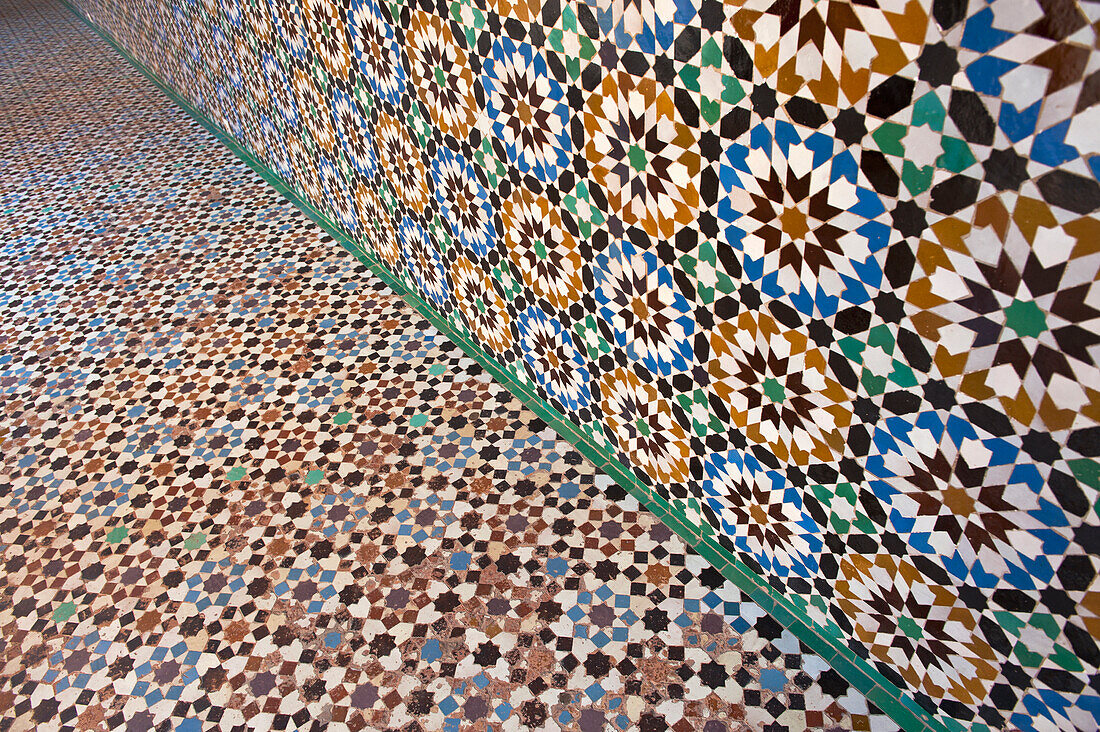 Marokko,Detail von Mosaikwand und -boden in Ben Youssef Medersa,Marrakesch