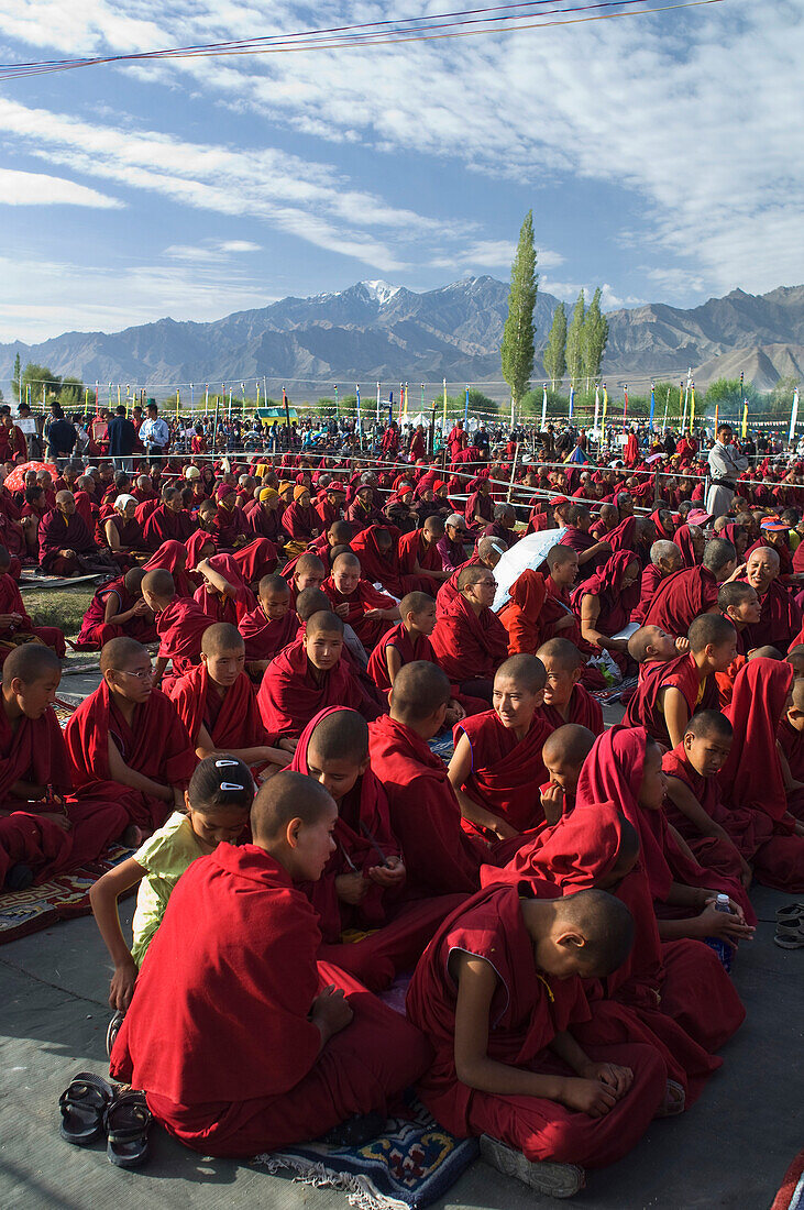 Junge Mönche und Nonnen bei den Belehrungen des Dalai Lama. Der Dalai Lama besuchte im August für vier Tage Leh, Ladakh, eine buddhistische Enklave in Nordindien.
