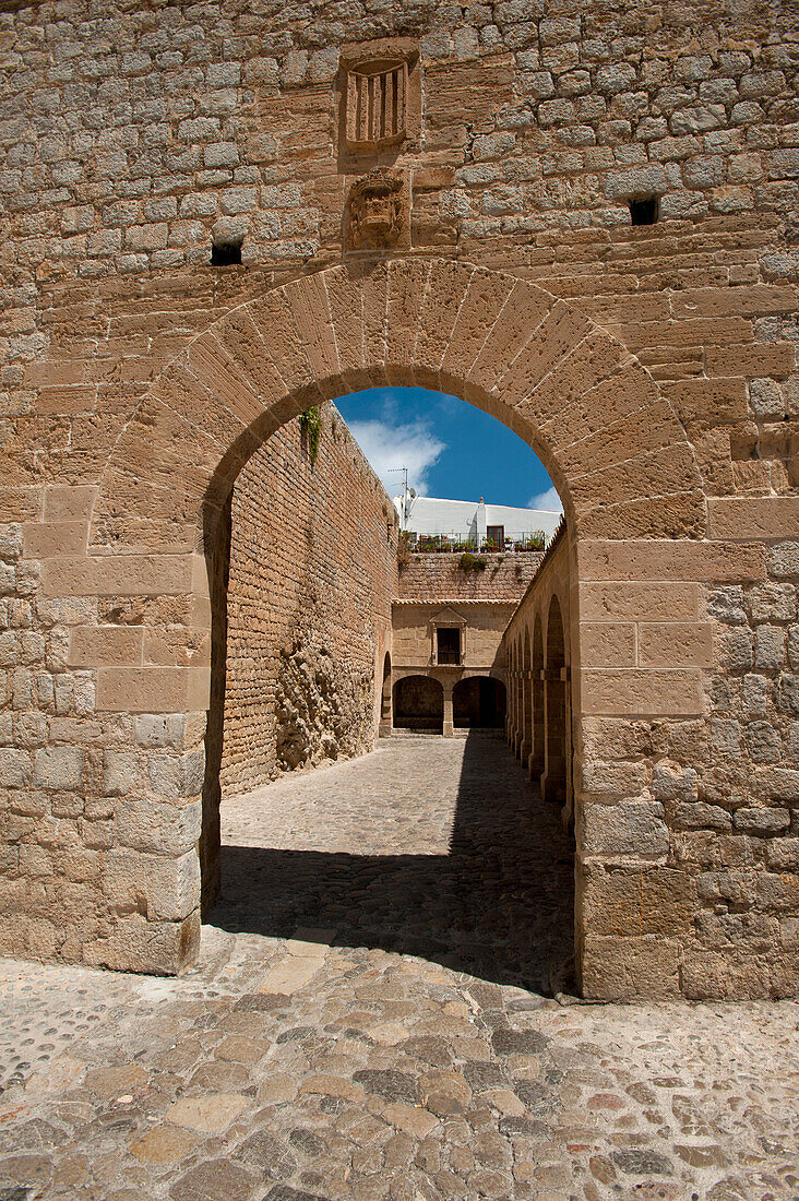 Spanien,Ibiza,Blick durch Portal de ses Taules Dalt Vila,Ibiza Stadt