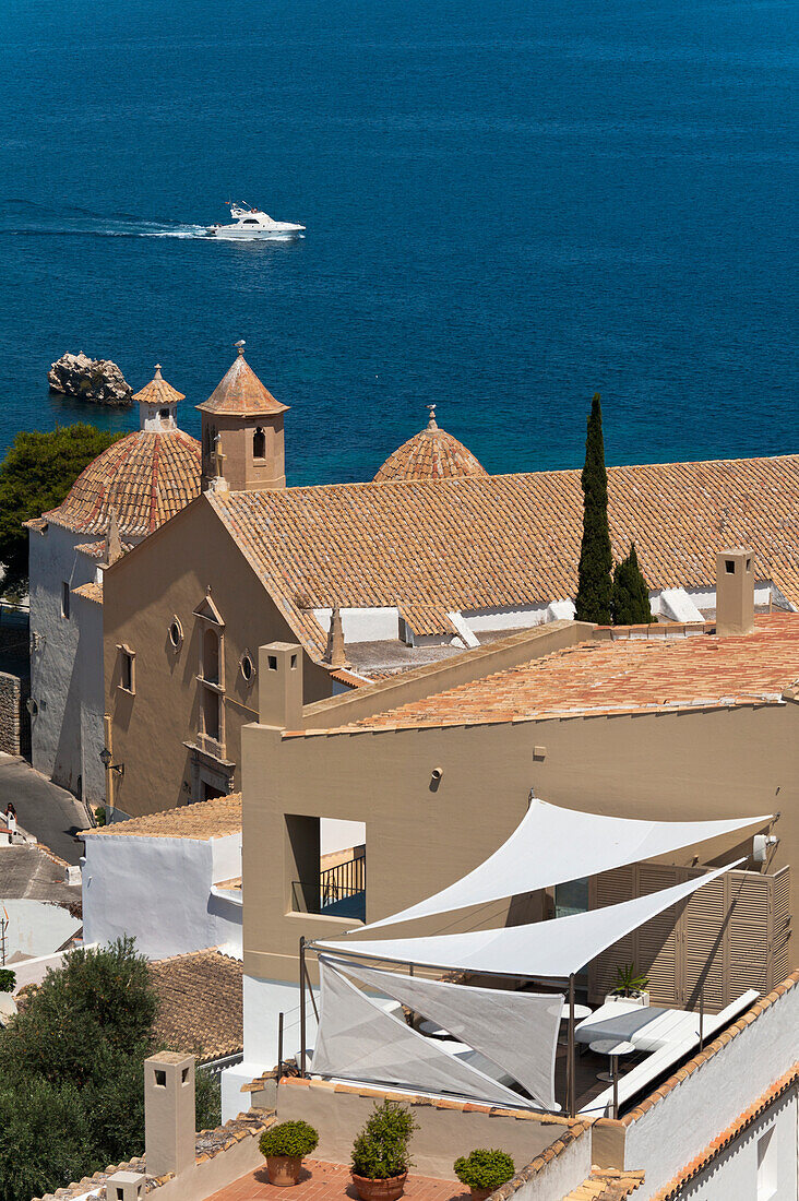 Spanien,Ibiza,Blick auf die schattige Dachterrasse und die Kirche Santo Domingo in Dalt Vila,Ibiza-Stadt