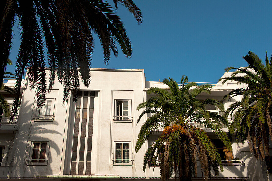 Marokko,Art-déco-Gebäude und Dattelpalmen in der Morgendämmerung,Casablanca