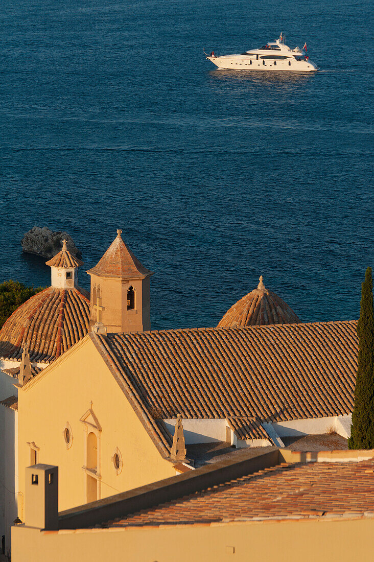 Spanien,Ibiza,Blick über die schattige Dachterrasse und die Kirche Santo Domingo in Dalt Vila,Ibiza-Stadt