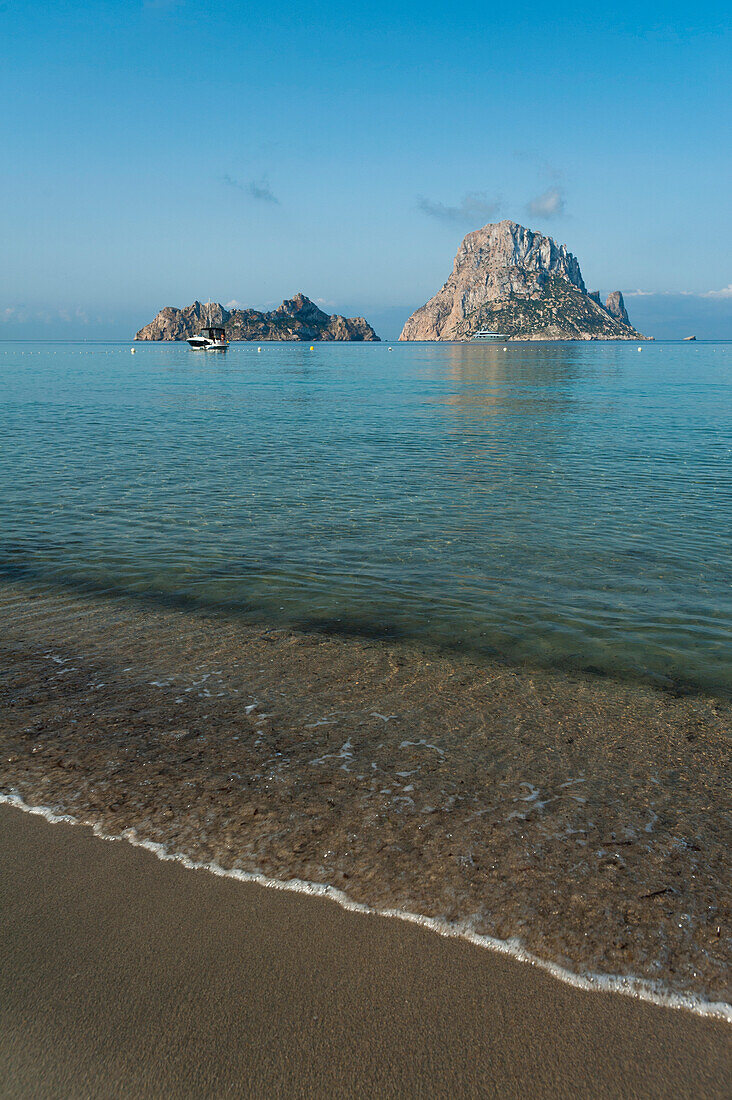 Spanien,Ibiza,Blick auf die Insel Es Vedra, Strand Cala d'Hort