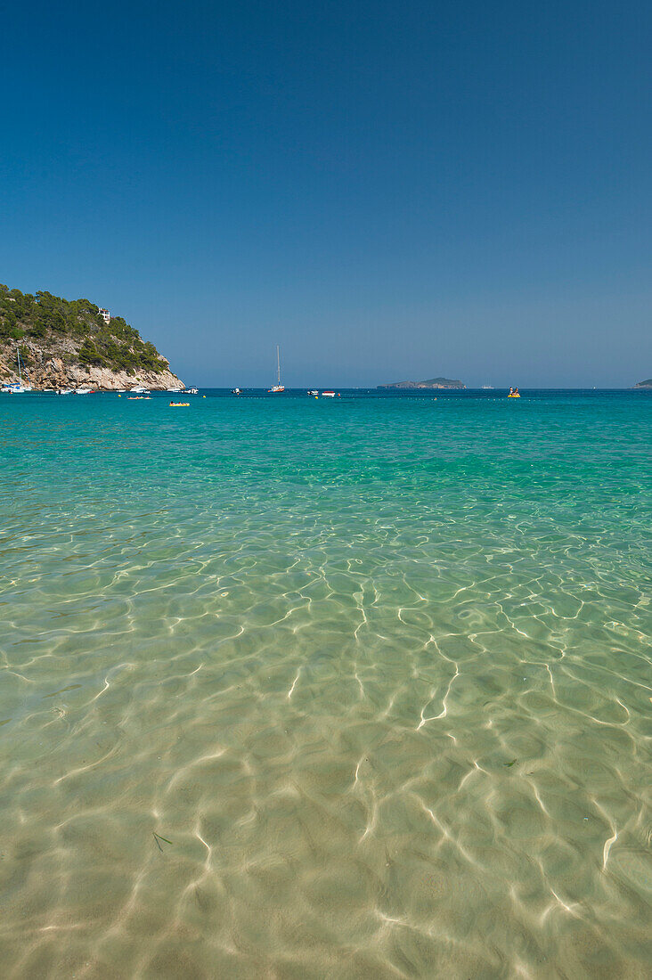 Spanien,Blick auf das Meer vom Strand Cala de San Vicente,Ibiza