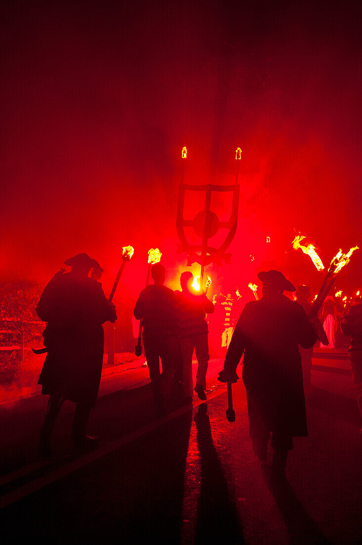 UK,England,East Sussex,Als Piraten und Schmuggler verkleidete Menschen von der Southover Bonfire Society nehmen an der Prozession zur Nevill Junior Bonfire Night teil, Lewes