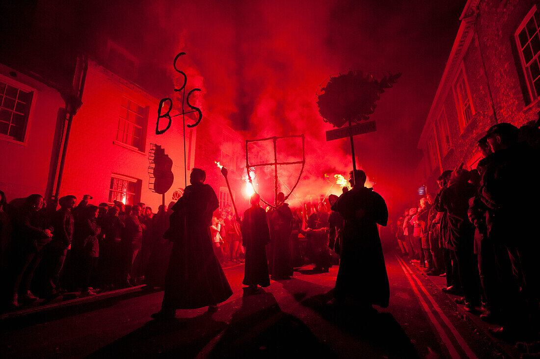 UK,England,East Sussex,Als Mönche verkleidete Menschen von der Southover Bonfire Society führen die große Prozession durch die Straßen von Lewes in der Nacht des Freudenfeuers 2009 an,Lewes