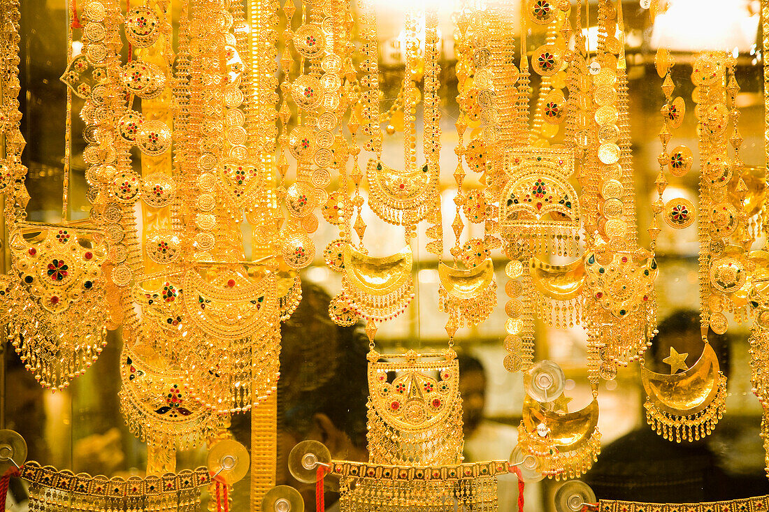 UAE,Gold Souk in Al Ras,Dubai,Schaufenster triefen vor Goldschmuck